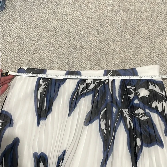 Banana Republic Elegant Floral Pleated Skirt - White and Blue - Picture 5 of 6